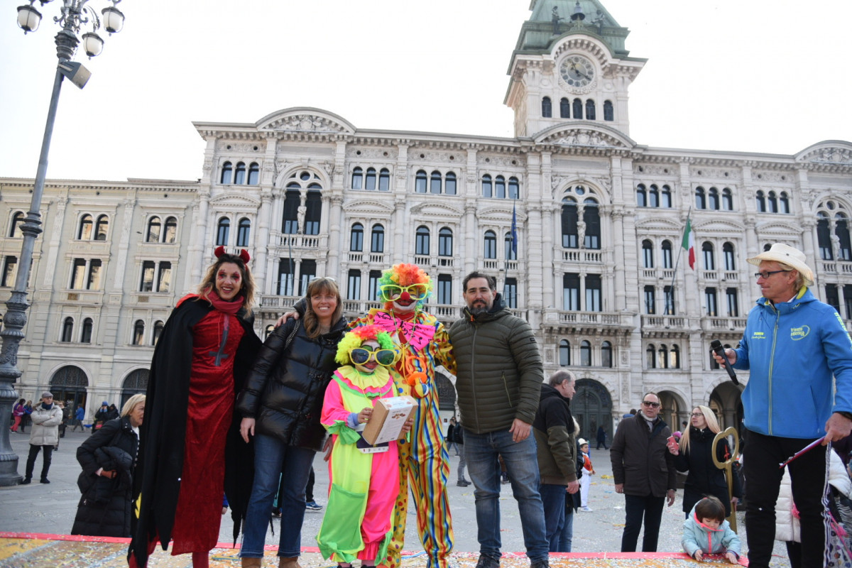 Bavisela di Carnevale ha aperto festeggiamenti di Trieste conquistando  subito l'affetto della gente (FOTO)