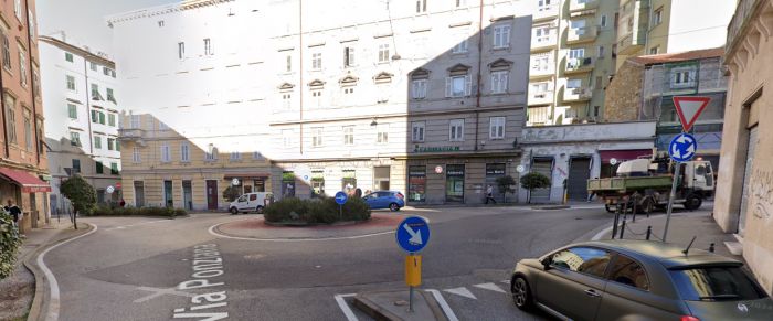 Buche e avvallamenti alla rotonda di San Giacomo: la richiesta di intervento dei triestini