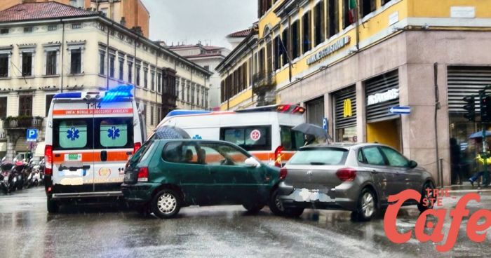 Incidente in piazza Goldoni, feriti e traffico in tilt (FOTO)