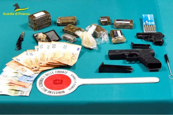 Nota "tossichella" sfugge all'alt dei Finanzieri e veien giustamente arrestato 