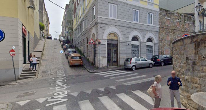 Gesto di solidarietà a San Giacomo: triestina ringrazia chi ha soccorso la madre caduta sotto la pioggia