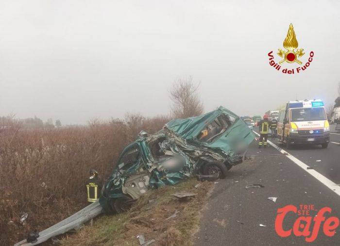 Tragedia sulla A4: tir rovesciato, giovane donna muore nello schianto