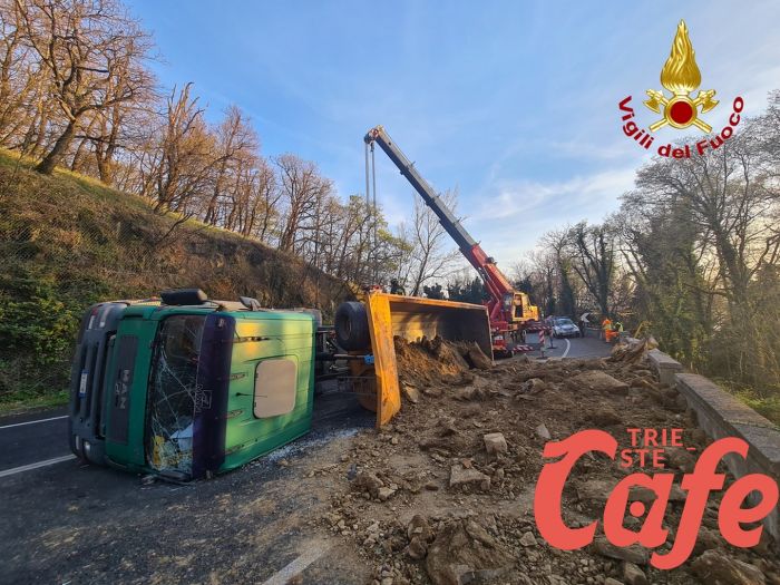 Strada per Opicina, autoarticolato trasportante terra e pietre si rovescia su un fianco (FOTO-VIDEO)