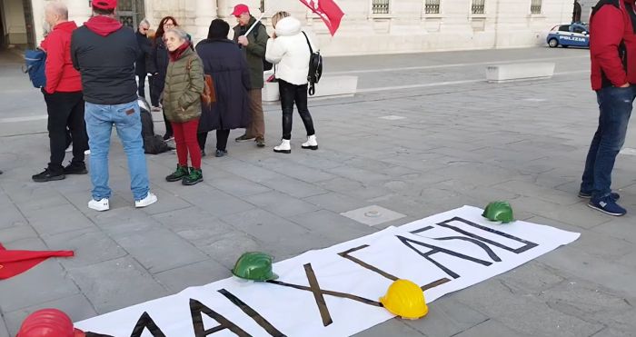 Crollo Firenze: 'Mai per caso' la protesta a Trieste, Una cinquantina di persone davanti alla Prefettura  (VIDEO)