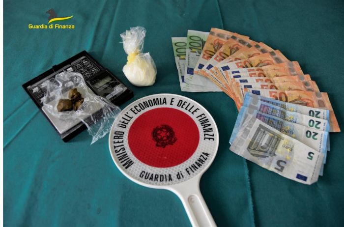 Fvg, spaccio di droga: arrestato un cittadino pakistano, sequestrati cocaina, hashish e denaro