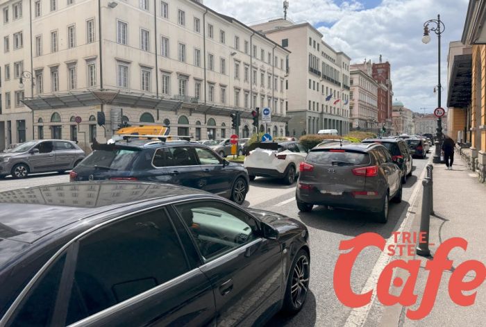 Trieste, scooter riparte all’improvviso davanti alle strisce: pedone sfiorato per un soffio