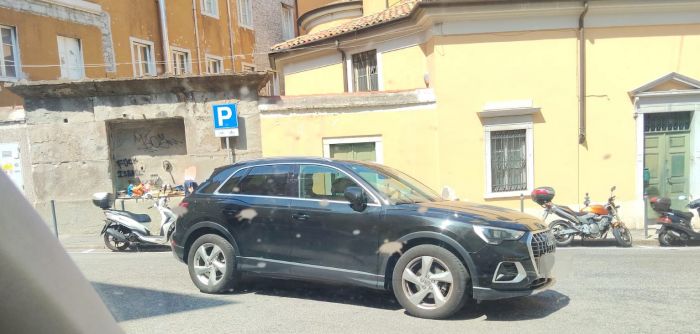 Trieste, il suv che sfida la logica: parcheggio “comodissimo” in mezzo alla carreggiata