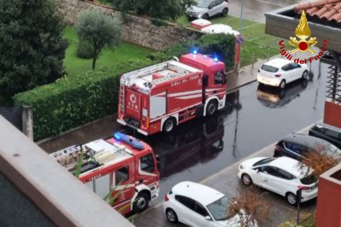 Incendio in un condominio in Fvg: Vigili del fuoco evacuano gli abitanti, ma il rogo si estingue da solo