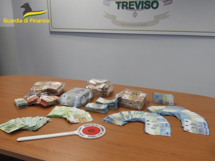 Utilizza credenziali del datore di lavoro per accedere al suo home banking sottraendogli 60 mila euro