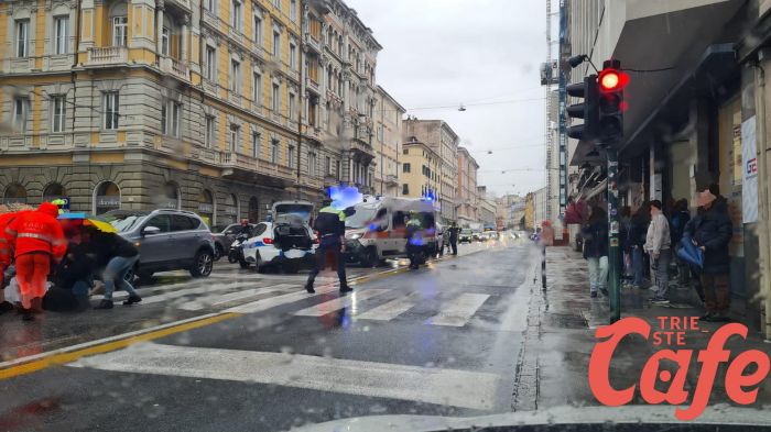 Incidente in via Carducci, scooterista ferito, rallentamenti in centro città 