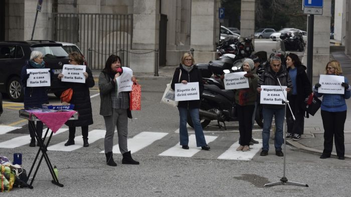 "Riportiamo a casa Ilaria Salis", flash-mob dei Verdi in centro a Trieste: "Processo sia svolto in Italia"