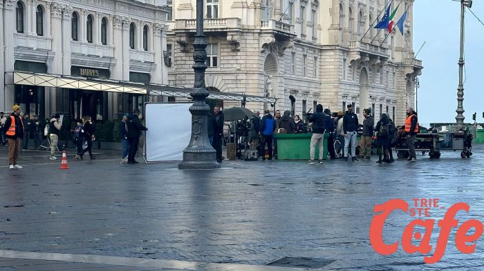 Piazza Unità questa mattina set cinematografico