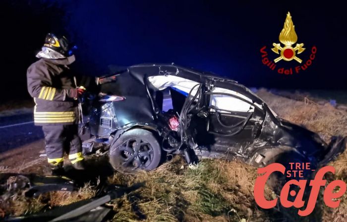Tragedia in Fvg, violento frontale tra due auto: finisce in un fossato e muore, altro  conducente triestino grave