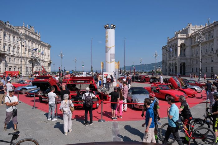 Trieste, Piazza Unità si trasforma nel tempio delle auto storiche: arriva il Concorso d’Eleganza 2026