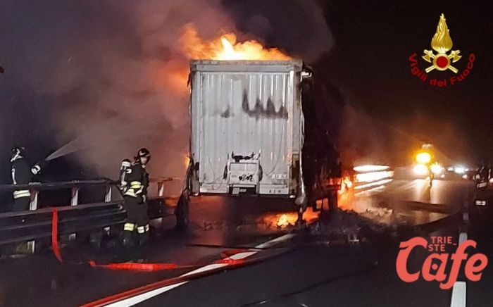 A4 direzione Trieste,  incendio di un autoarticolato che trasportava materiale ferroso e alluminio (FOTO)