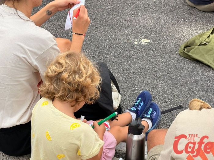 Toccante e tenero sit-in in piazza Libertà: i bambini colorano barchette con i colori della Palestina (FOTO)