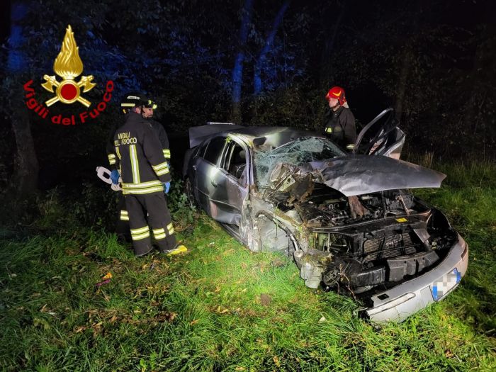 Fvg, scontro serale tra due auto: una delle due carambola fuori strada per diversi metri