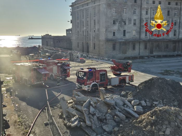 Incendio in un magazzino del Porto Vecchio: 3 all'interno, Vigili del Fuoco in azione (FOTO - VIDEO)