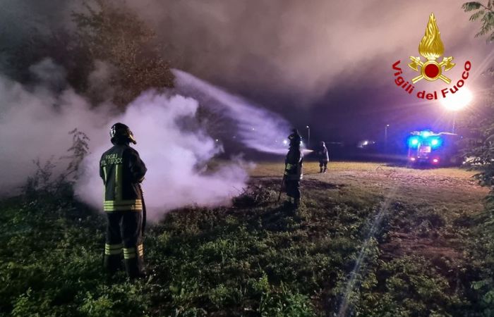 Incendio di alcune sterpaglie spento mentre si stava avvicinando alla linea ferroviaria Trieste - Venezia