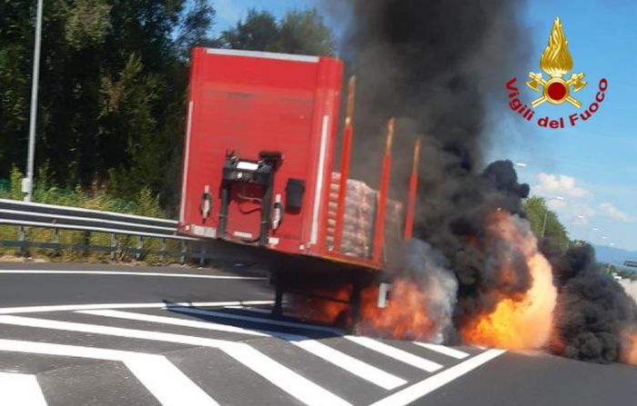 Fvg, incendio di un semirimorchio trasportante sacchi di cemento lungo la A34 