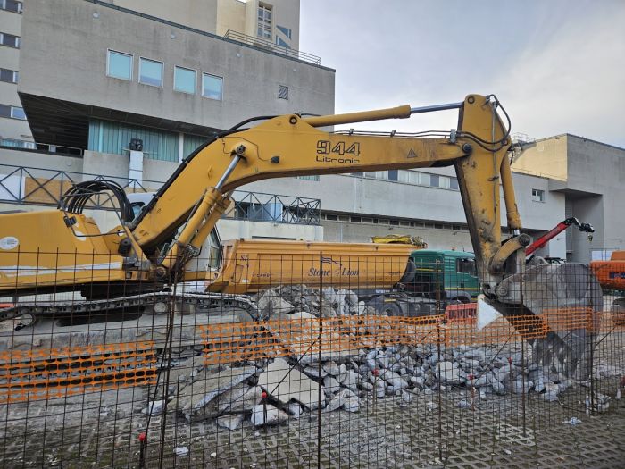 "Ospedale di Cattinara: un cartello parla di lavori nella nuova area di cantiere finanziati dal PNRR"