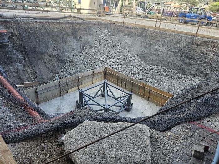 "Ospedale di Cattinara, cantieri lumaca, Una piattaforma quadrata di cemento sul fondo della buca"
