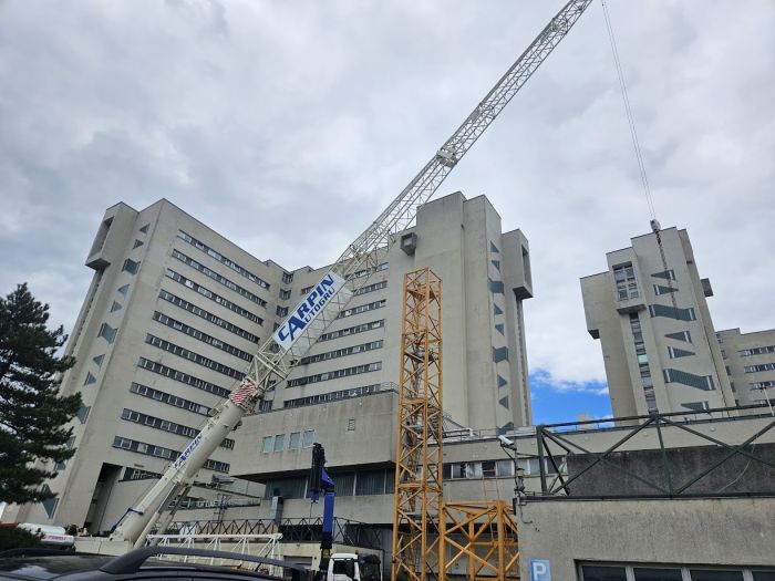 "Cattinara: un’enorme autogru sta installando una gru per costruire la terza torre (?)"