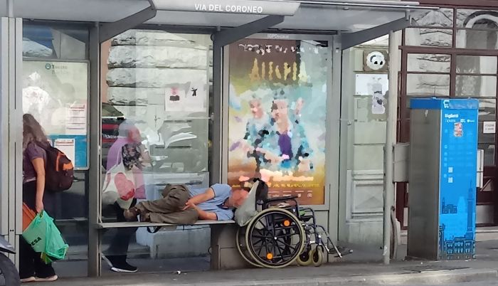 Fermata via del Coroneo: disabile abbandonato su una panchina, la denuncia di un triestino