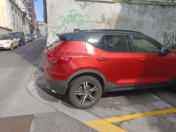Auto parcheggiata sul marciapiede in via dell’Università: pedoni costretti a camminare in strada