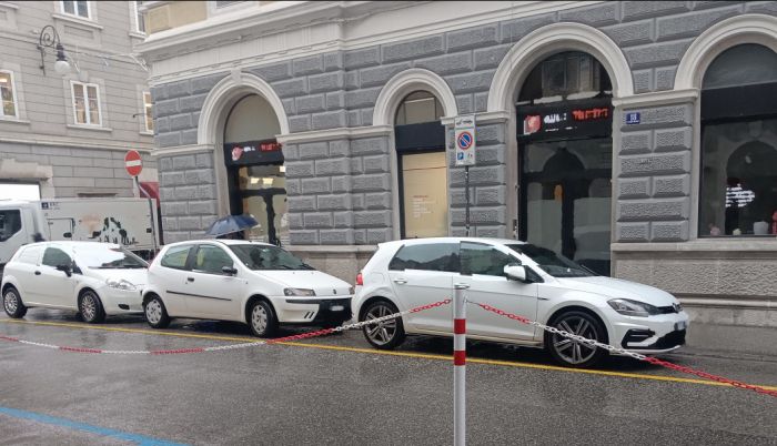 “Nulla cambia, povera Trieste”: la rabbia in via Machiavelli per sosta selvaggia e controlli assenti