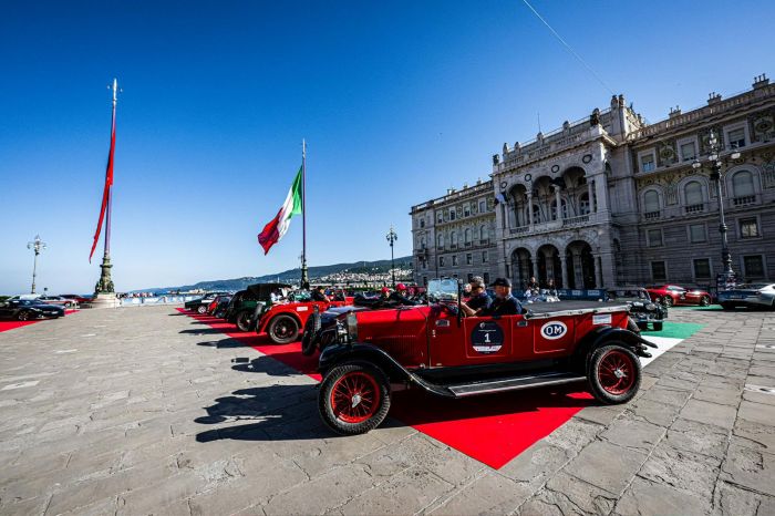 Trieste applaude la Mitteleuropean Race tra Ferrari, auto storiche e folla in Piazza Unità