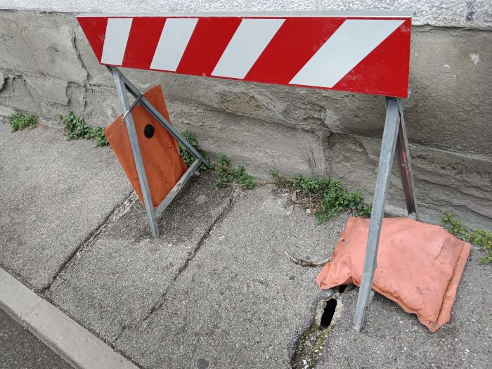 Marciapiedi di Trieste, dopo 8 anni solo la transenna nuova