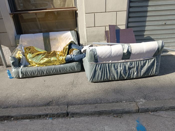 Divani abbandonati a lato della strada