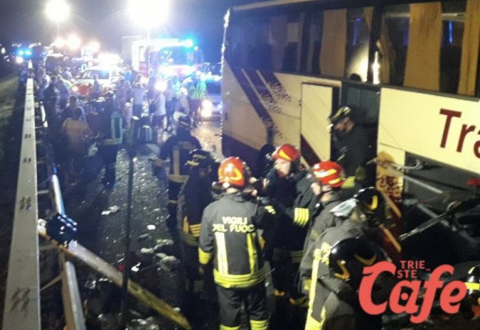 Scontro tra bus e tir in A4, bilancio di 21 feriti. Testimoni: "Tir è ripartito all'improvviso invadendo parzialmente la careggiata"