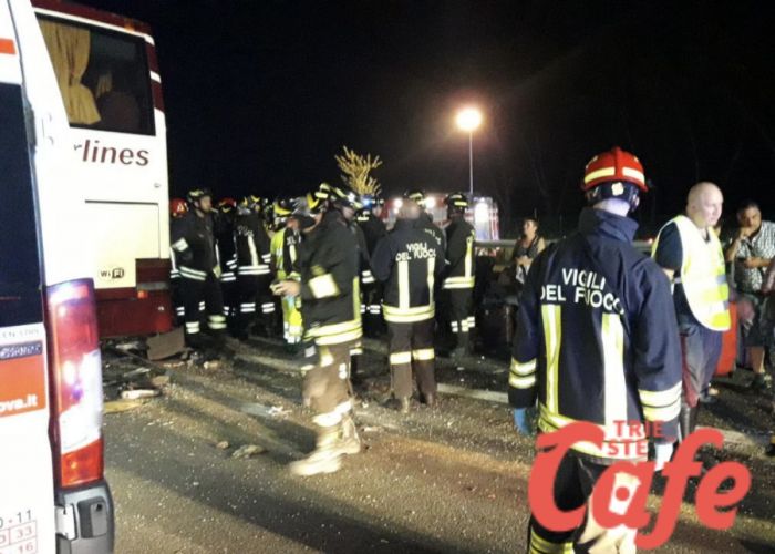 Gravissimo incidente in A4 direzione Trieste, schianto corriera-tir: decine di persone coinvolte, traffico in tilt (FOTO-VIDEO)