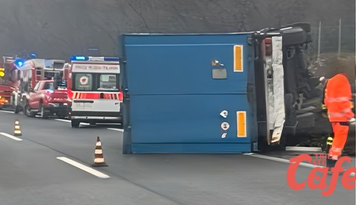 A4, Lisert-Redipuglia: camion si schianta contro le barriere laterali rovesciandosi