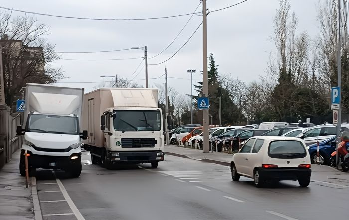 "Parcheggia sul marciapiede davanti alla scuola in Strada di Fiume per andare a bere caffè'