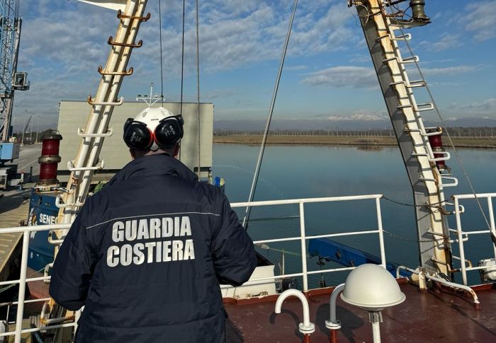 Nave sub-standard fermata in porto a Monfalcone