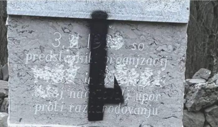 'Vandalizzato con stemma del fascio littorio il monumento dedicato ai caduti del TIGR' 