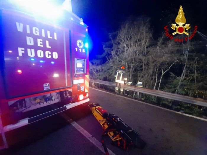 Fvg, perde il controllo dell'auto precipitando in un burrone: 5 persone all'ospedale, una grave 