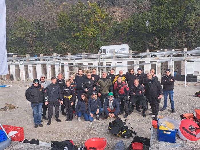 Volontari in azione nello spazio acqueo di Sticco,  pulizia fondali marini: raccolti 7 quintali di materiale (FOTO)