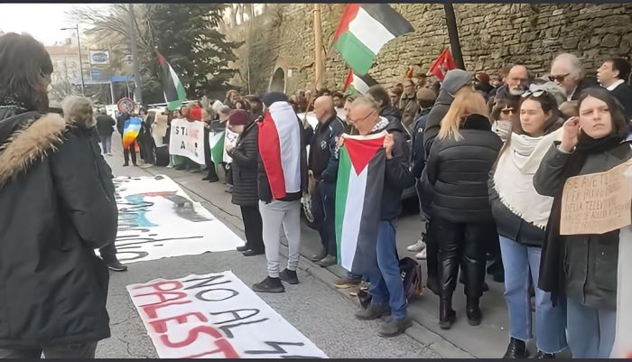 Manifestazione pro Palestina davanti alla sede Rai Fvg decine di persone in via Fabio Severo 