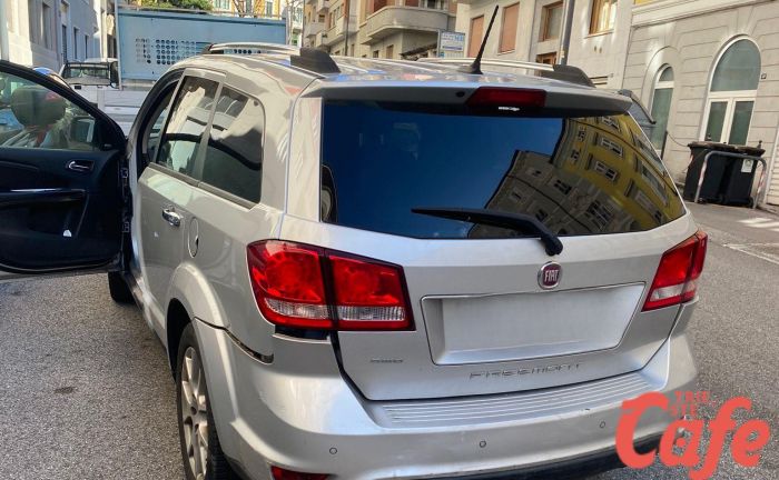 Scontro tra due Fiat in via Coroneo, ferito subito a Cattinara