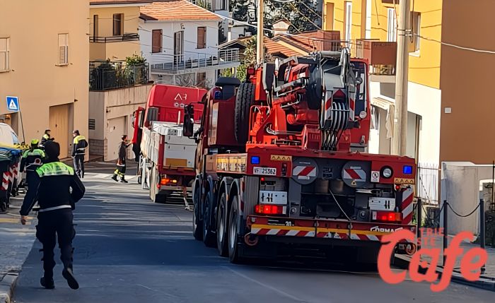 Tir si incastra in via Commerciale, chiusura strada e traffico in tilt 