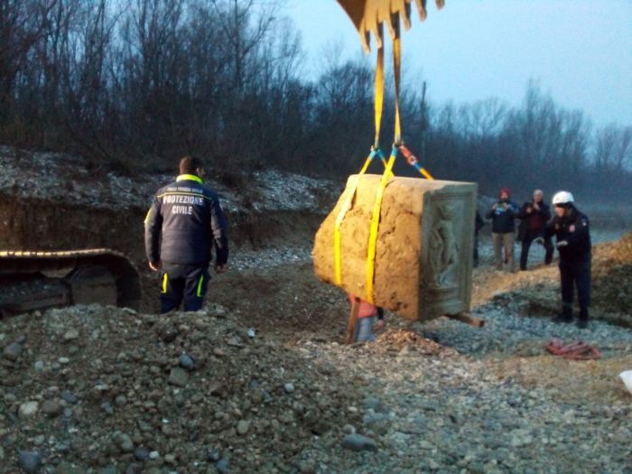 Recuperato un monumento funerario romano dal fiume Torre