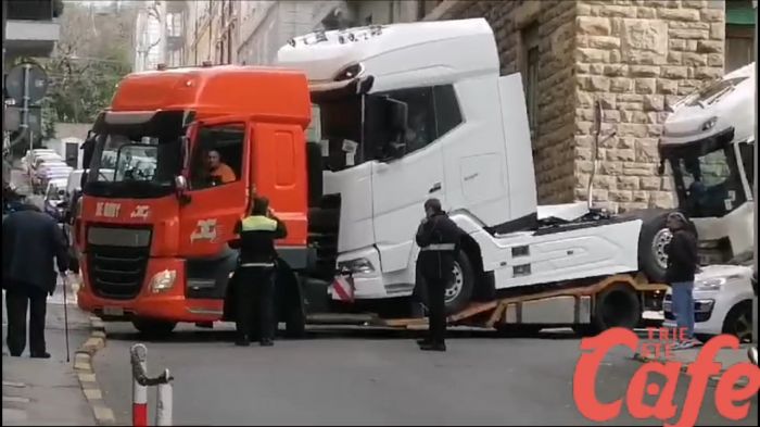 Bisarca si incastra all'incrocio tra via Canova e Stuparich (VIDEO) 