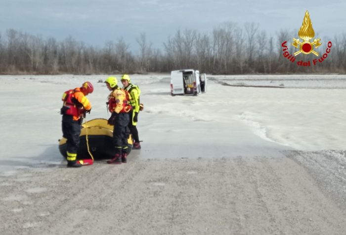 Furgone bloccato dall'acqua in mezzo al guado, sommozzatori salvano due persone 