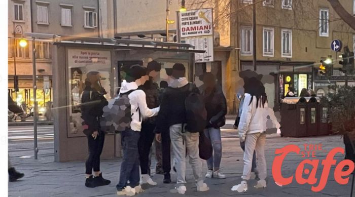 Lite largo Barriera: ragazzini fumano sul bus, deridono uomo poi la lite: intervento dei passeggeri 