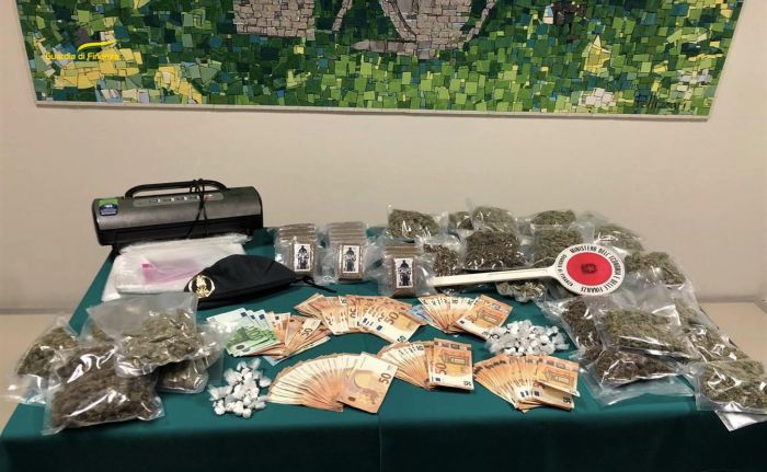 Fvg, giovane 'sbarcava il lunario' spacciando: in possesso di 4 chili di DROGA! 