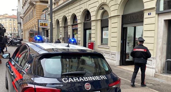 Via Coroneo, rapina ad un negozio cinese: afferra per il collo il proprietario e lo minaccia 